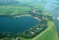 Luchtfoto van camping Everstein aan het water in de provincie Utrecht