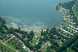 Luchtfoto camping Everstein aan het water