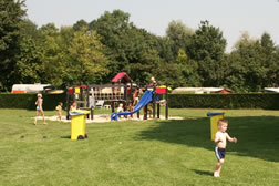 Speelweide en speeltuin op camping Everstein